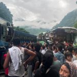 मुग्लिन-नारायणगढ सडकखण्डको जलबीरेमा २ बस ठोक्किए, सडक अवरुद्ध